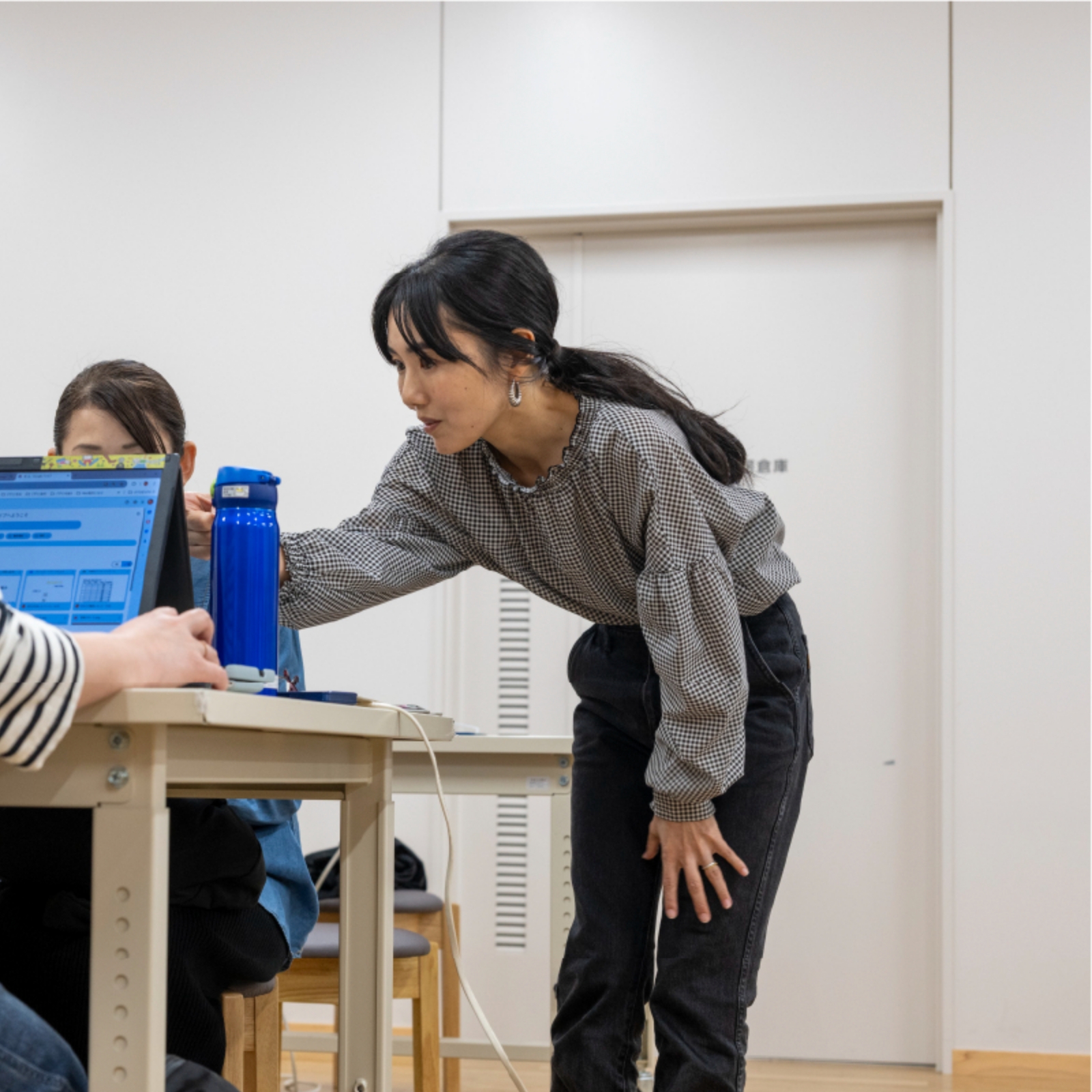 仕事に取り組む佐々木さん